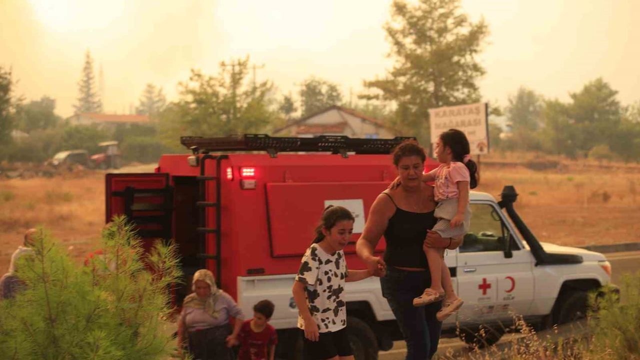Rüzgar yön değiştirdi; alevler Yeşilkaraman ve Antalya-Isparta yolunu tehdit ediyor