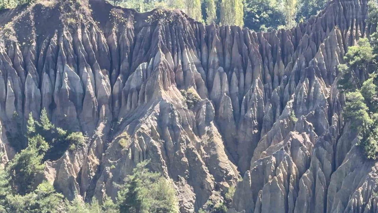 Rüzgârın ve yağmurun oyduğu renkli taş labirenti Dilim Kayalar