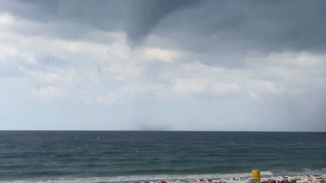 Sabah saatlerinde Alanya açıklarında görülen hortum deniz üzerinde dağıldı