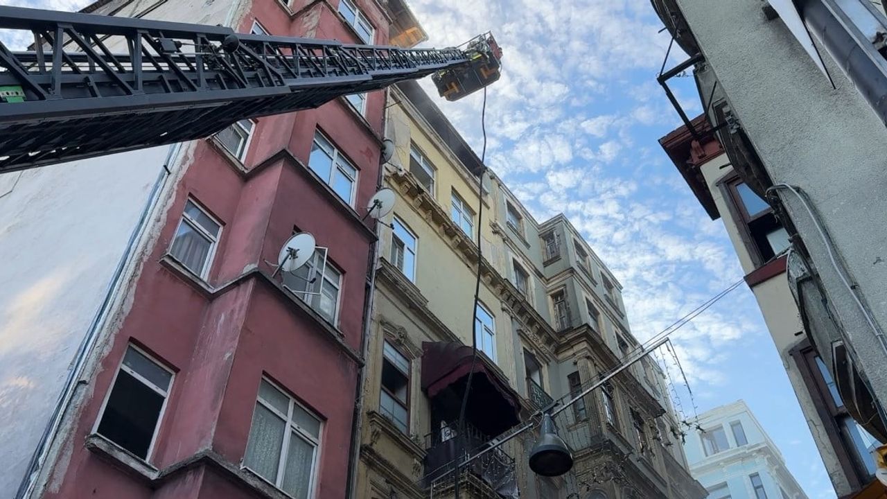 Sabah saatlerinde Beyoğlu'nda altı katlı restoranda çıkan yangın kısa sürede kontrol altına alındı