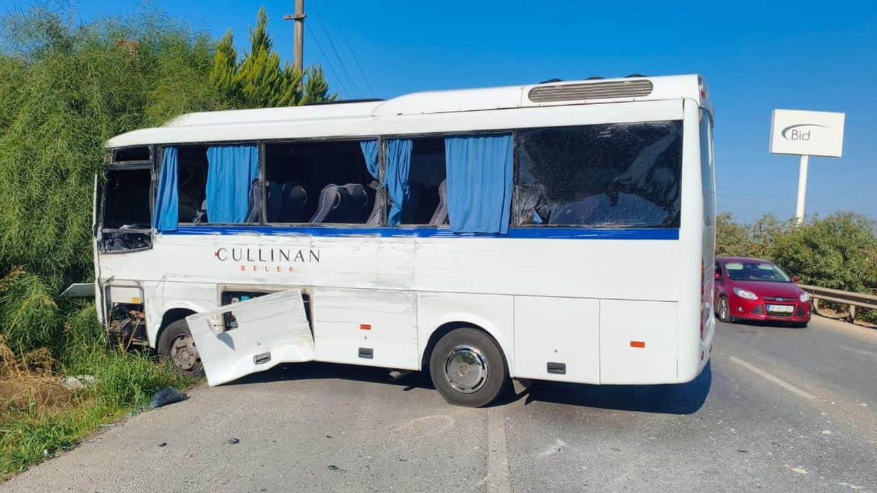 Sabah saatlerinde D400'de çarpışma: Serik'te 6 kişi yaralandı