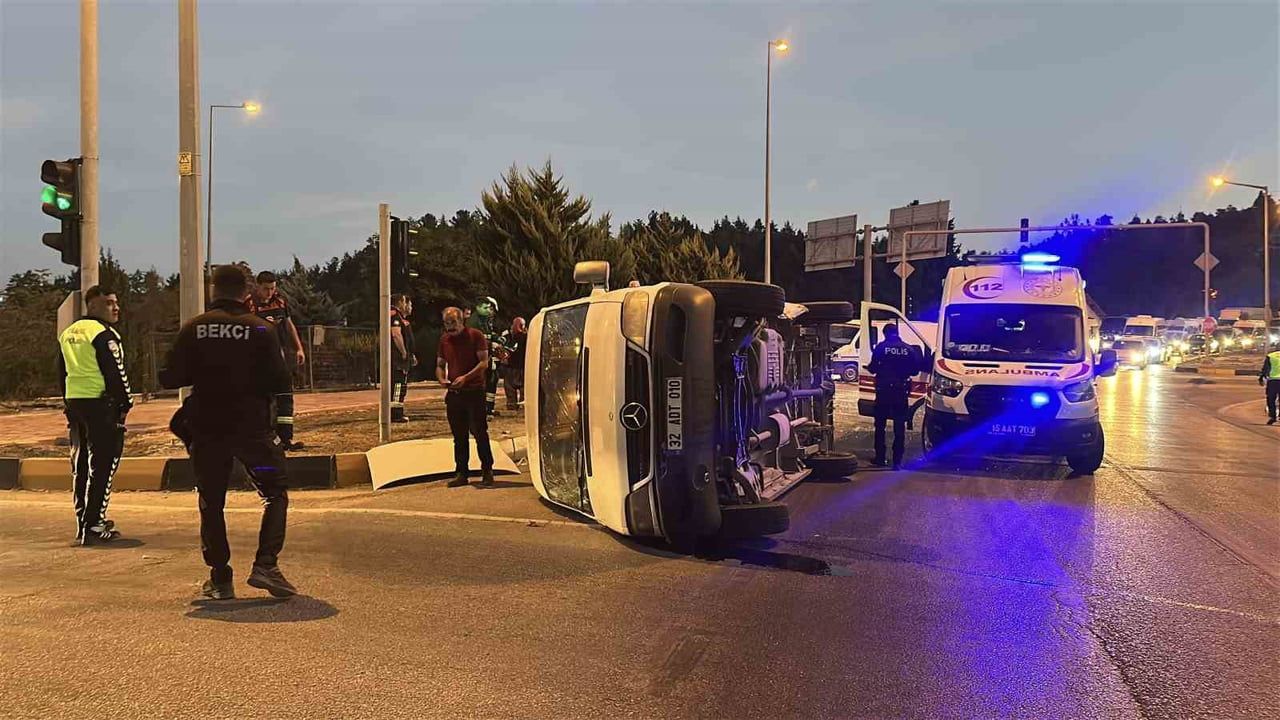 Sabahın erken saatlerinde Burdur'da minibüs devrildi: 9 tarım işçisi yaralandı