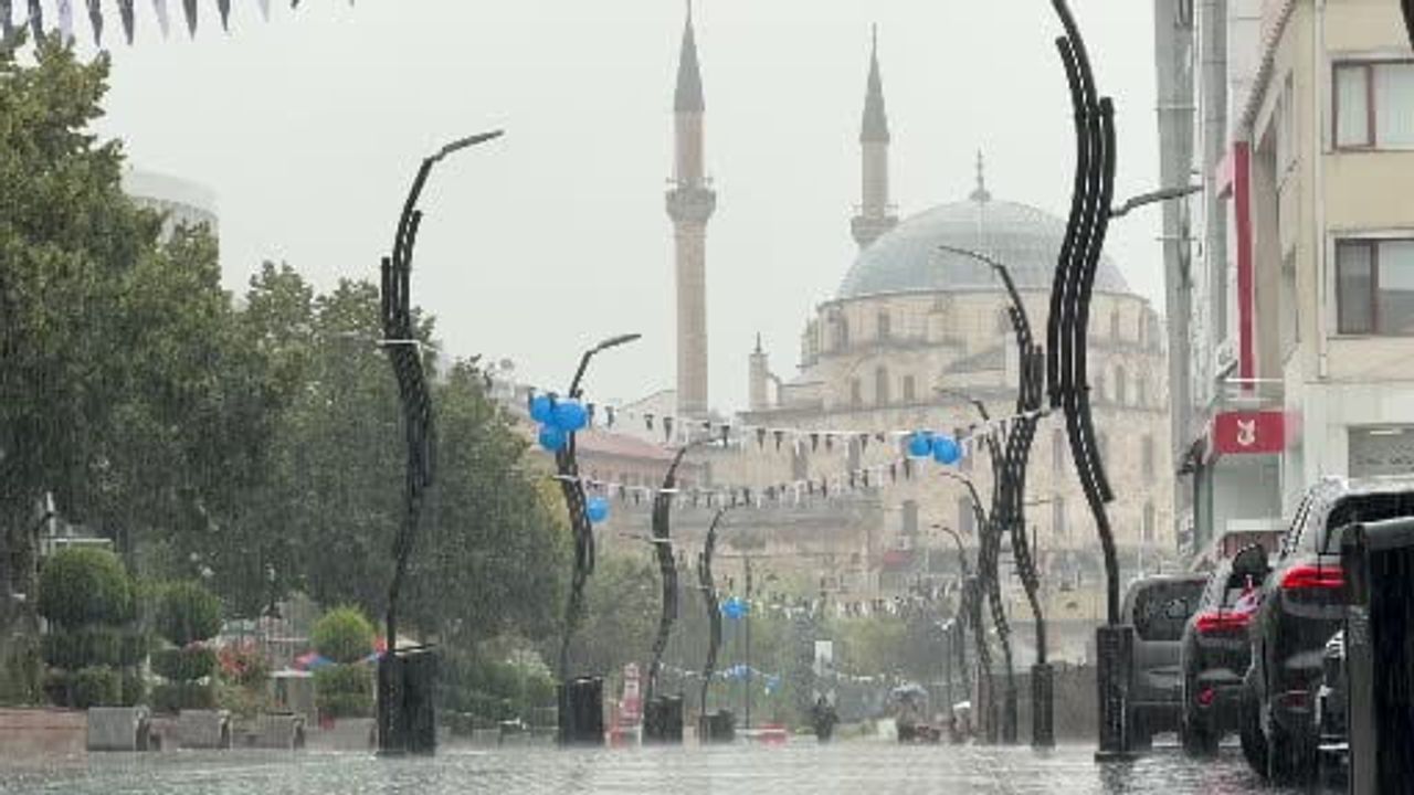 Sabahın ilk saatlerinde Bolu'da sağanak günlük hayatı etkiledi