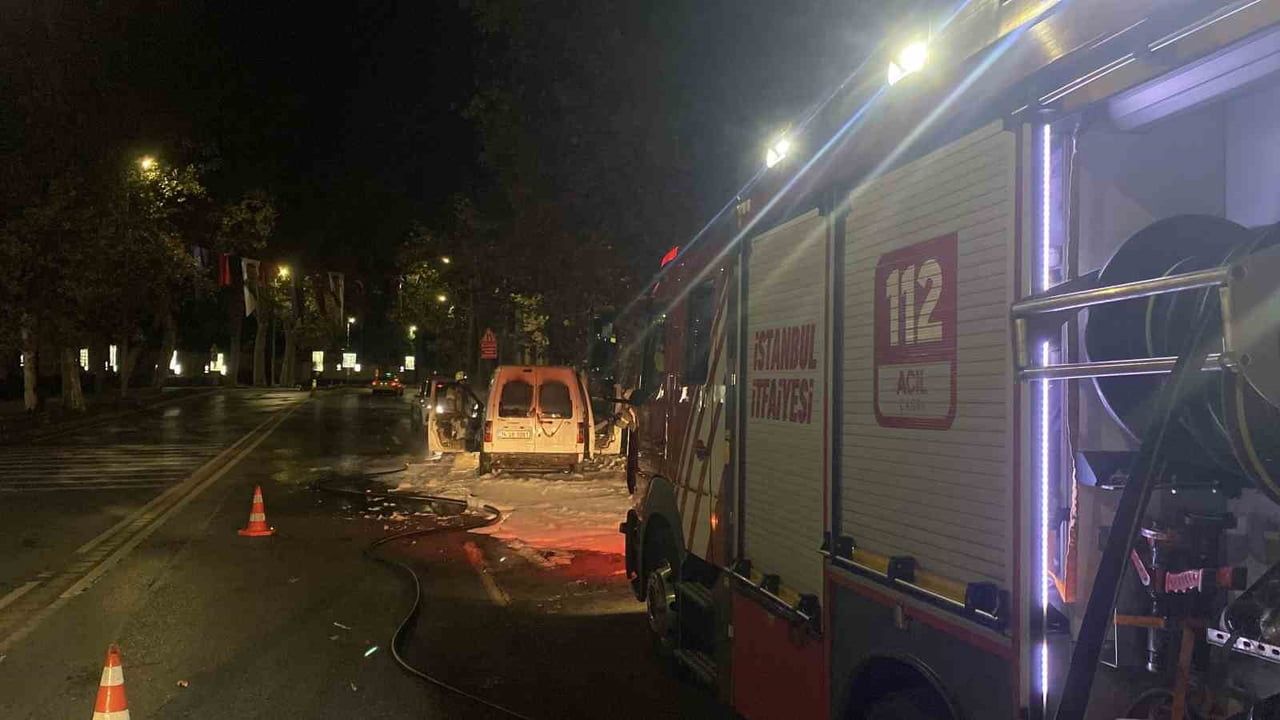 Sabahın ilk saatlerinde Dolmabahçe önünde motor kısmı yanan hafif ticari araç kullanılamaz hale geldi