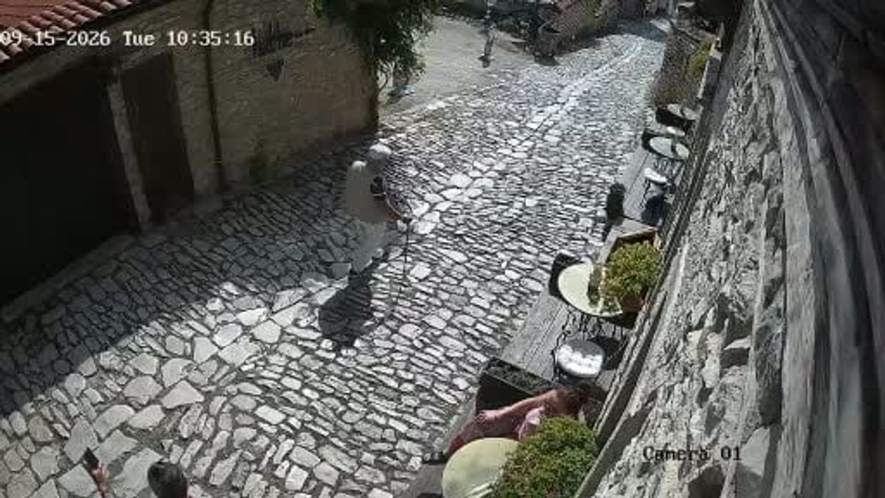 Safranbolu'da Arnavut kaldırımlı sokakta düşen yaşlının yardım anı görüntülendi