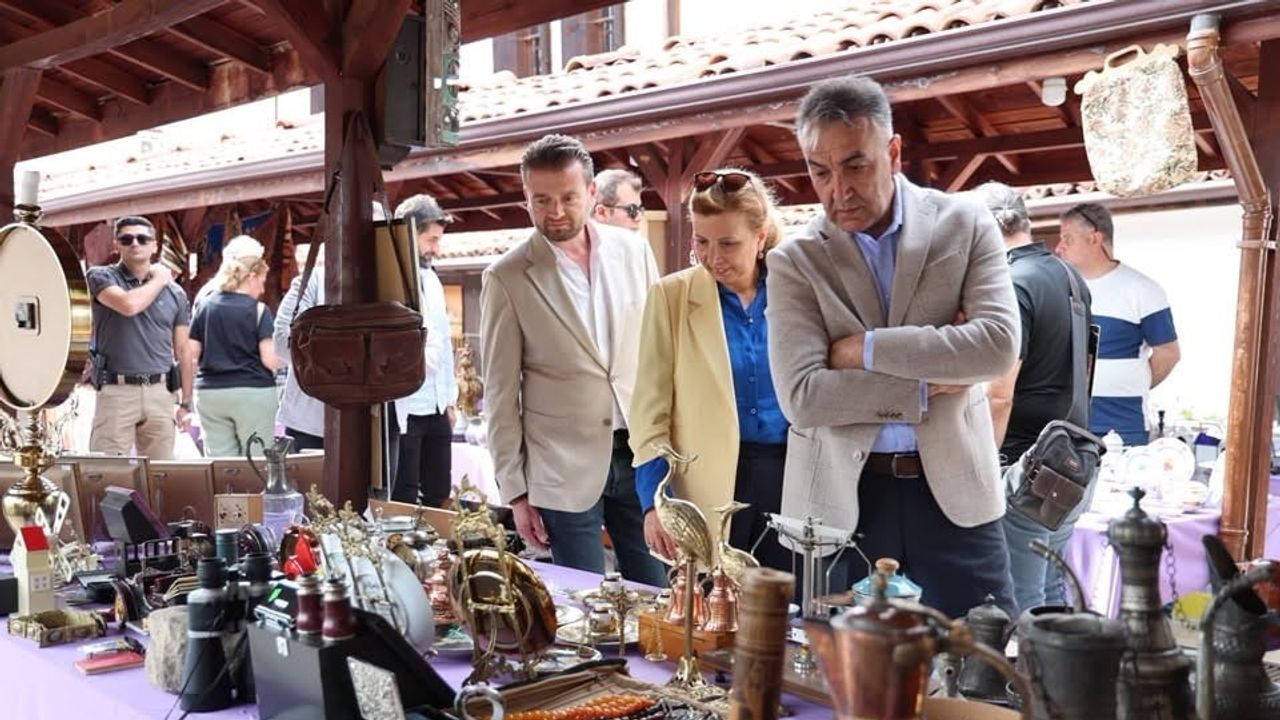 Safranbolu’da geçmiş canlandı: tarihi çarşıda antika pazarı