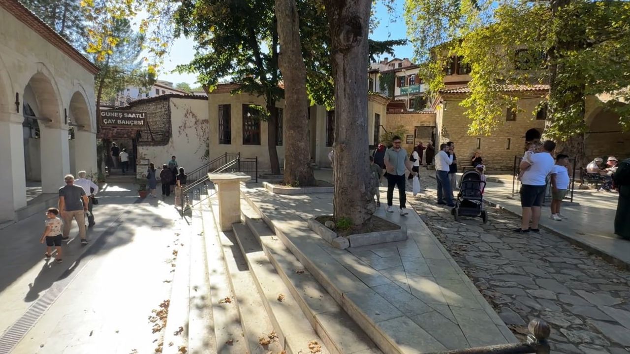 Safranbolu'da hafta sonu canlılığı: tarihi sokaklar fotoğraf meraklılarıyla doldu