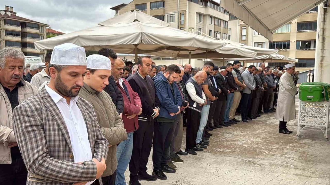 Safranbolu’da tırla çarpışmasında yaşamını yitiren minibüs sürücüsü uğurlandı