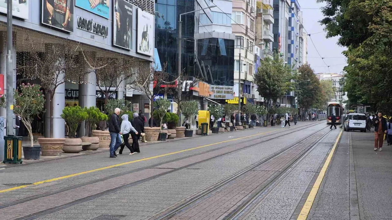 Sağanak Eskişehir'de öğleden sonra sıcaklıkları düşürdü