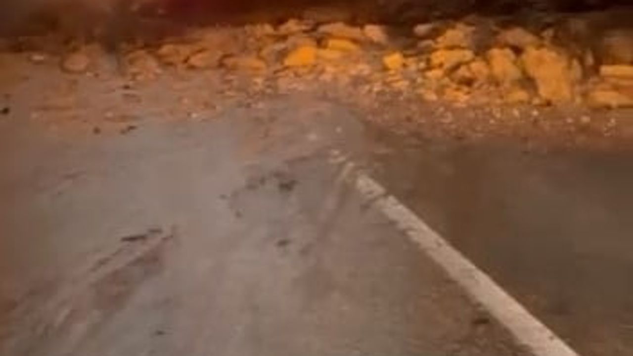Sağanak sonrası Bursa'da Uludağ yolu toprak kayması nedeniyle kısa süre kapandı