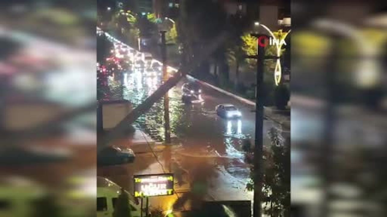 Sağanak sonrası Sincan'da yollar göle döndü, araçlar mahsur kaldı