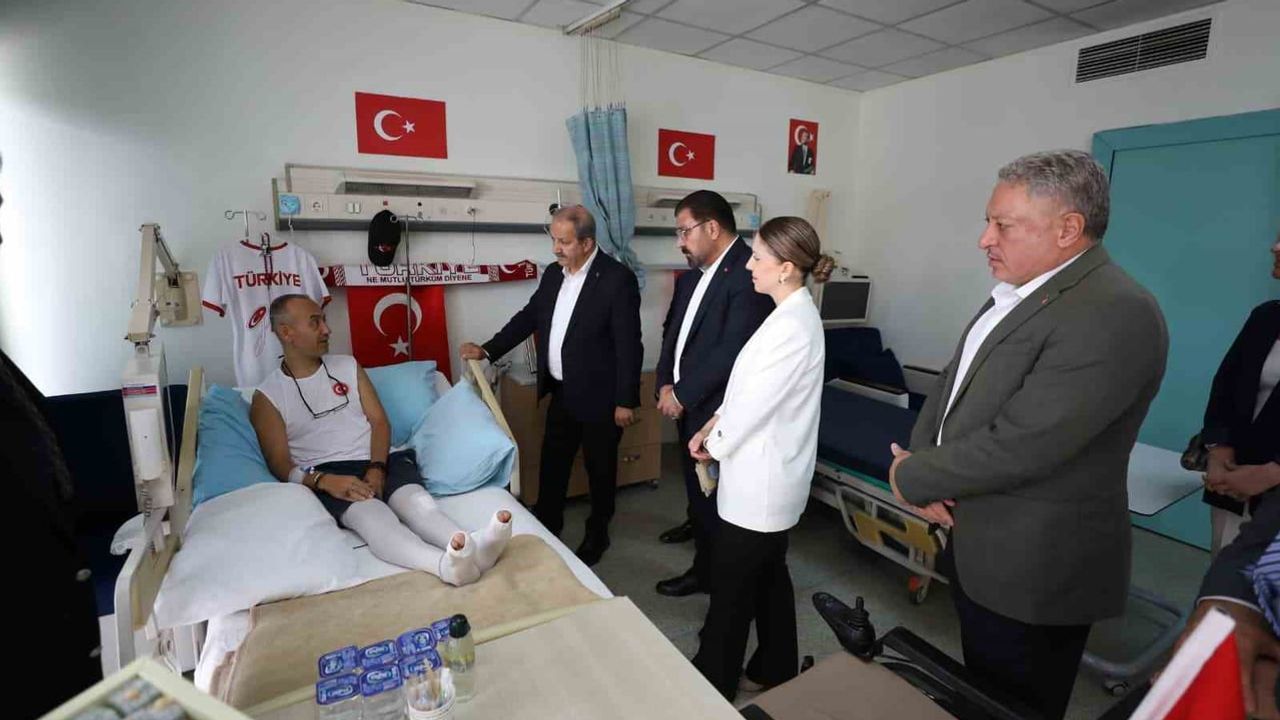 Sağlık-Sen gazilere destek ziyaretinde bayrak hediye etti