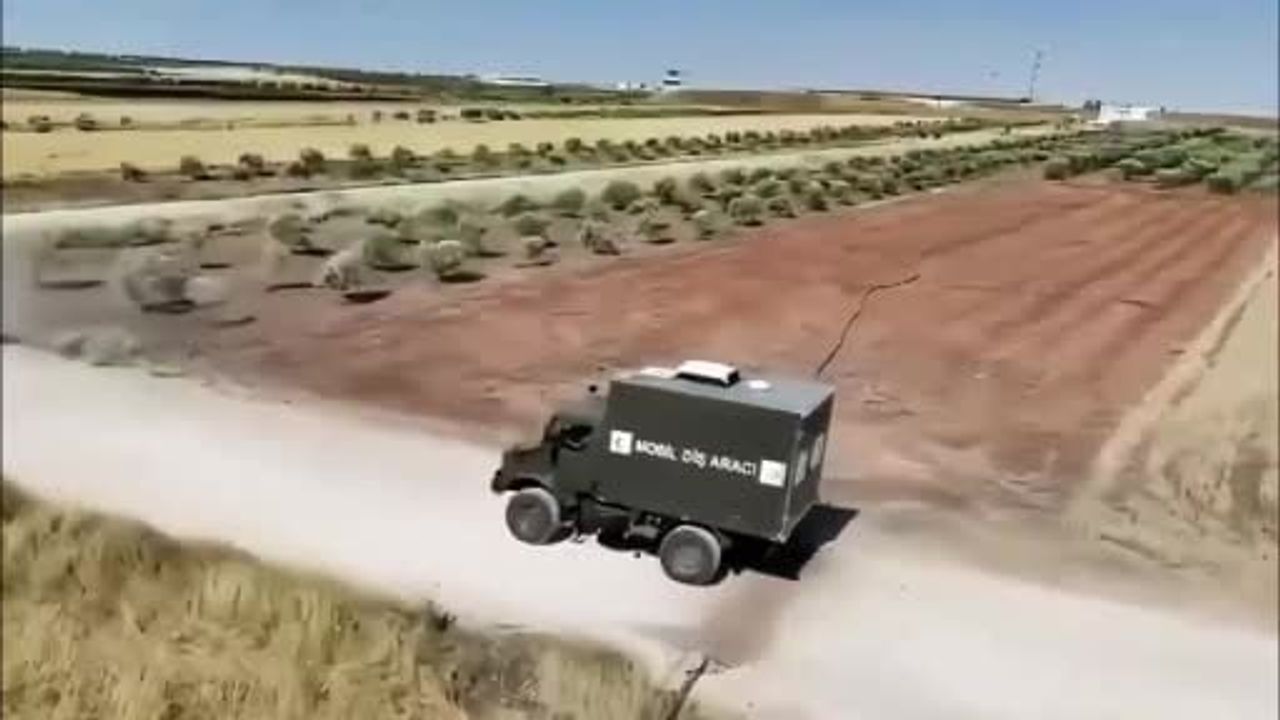 Sahada diş sağlığı için Unimog'lu mobil ünite görevde