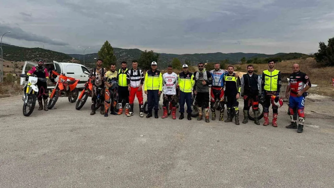Sahada güvenlik: jandarma cross sürücülerine kask ve kural eğitimi