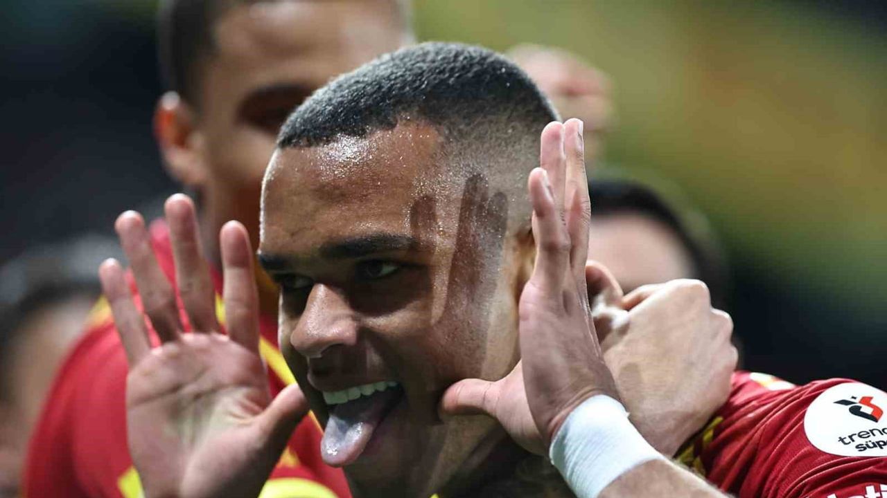 Sahada her 87 dakikada bir gol atan Juan, Göztepe'nin yükünü hafifletiyor