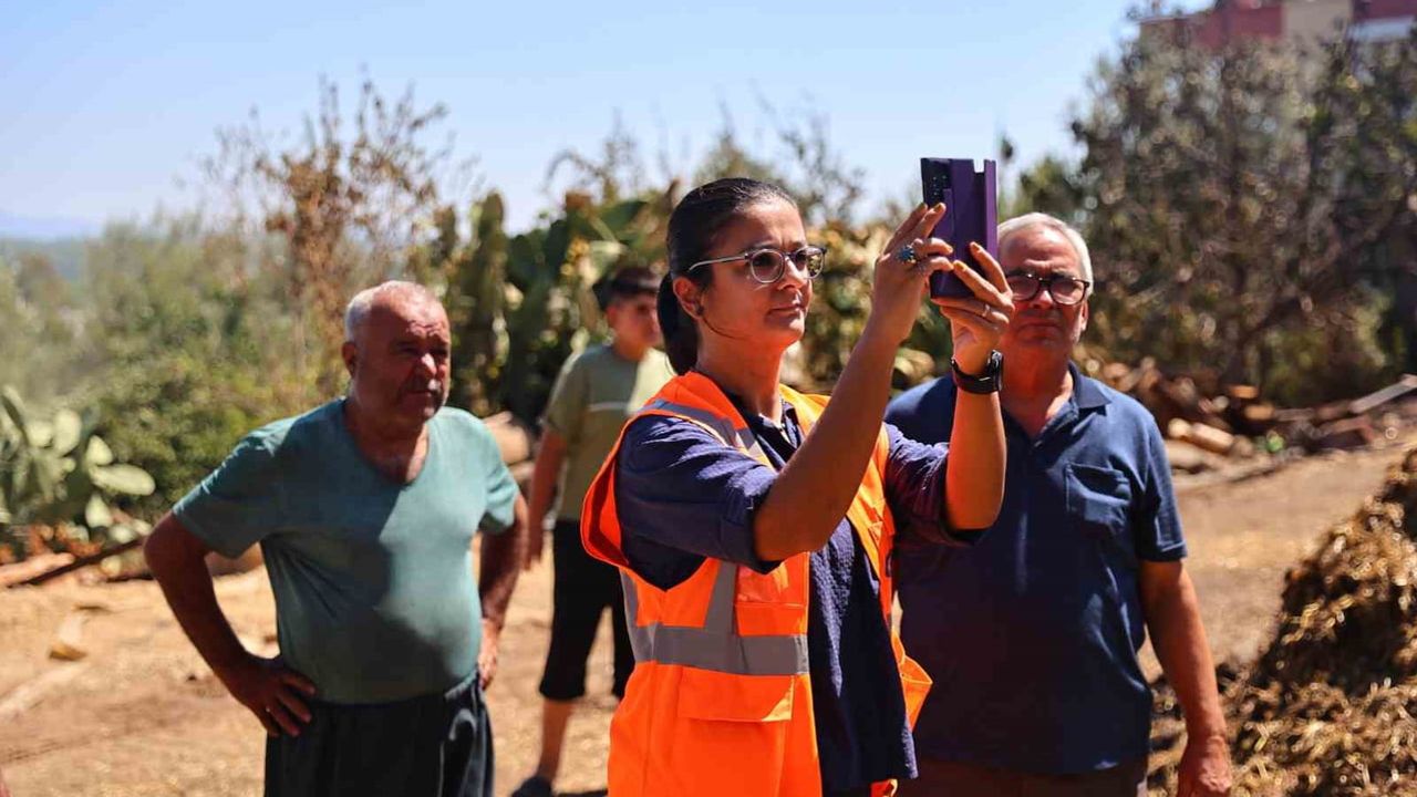 Sahada yara sarma: Antalya Büyükşehir ekipleri yangından zarar görenleri tespit ediyor
