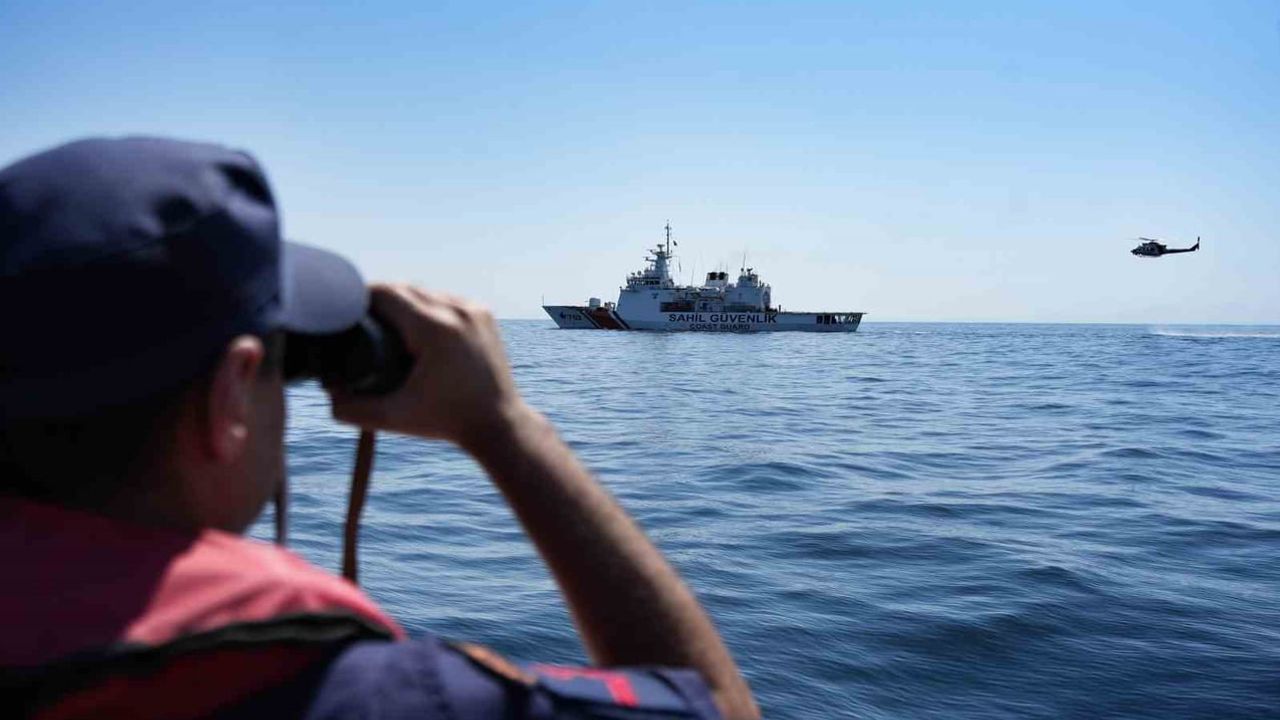 Sahil Güvenlik helikopterleriyle Silivri açıklarında kayıp personel aranıyor
