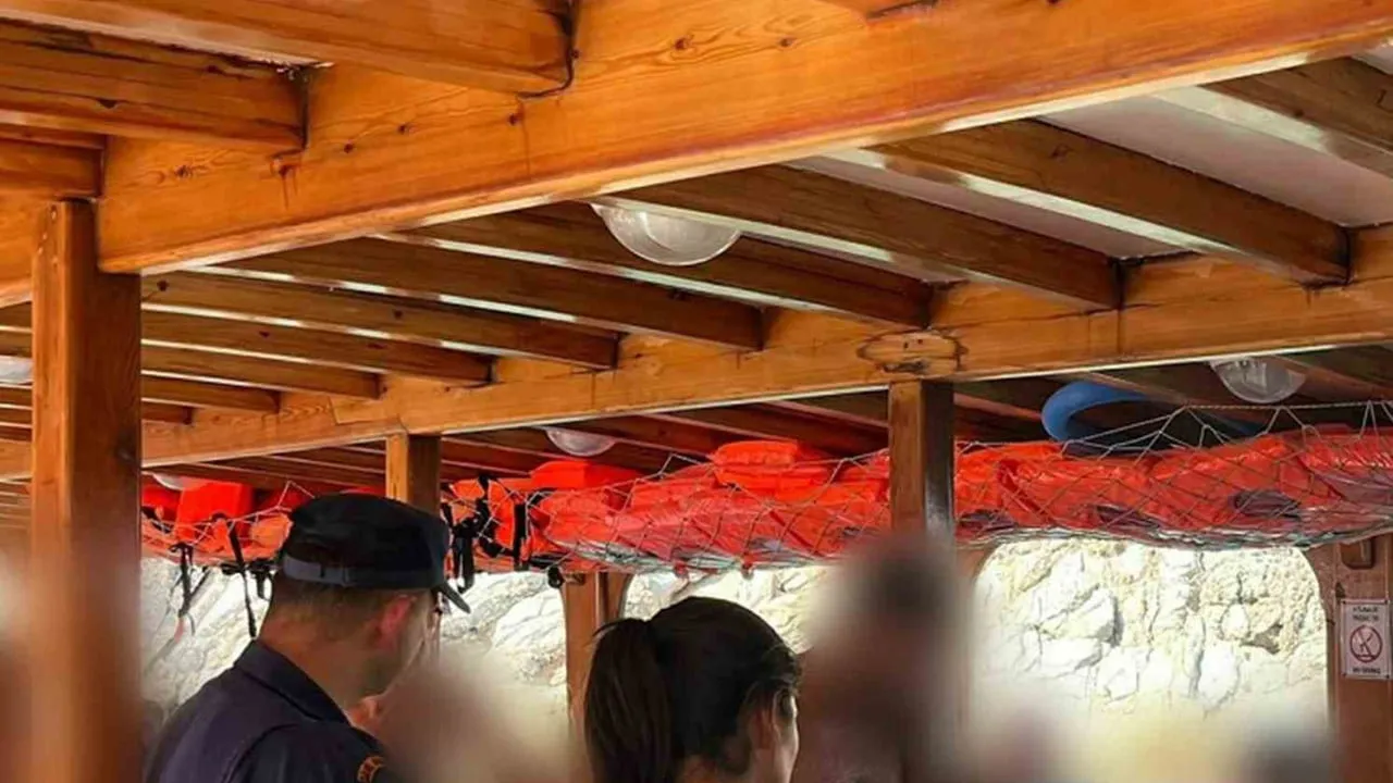 Sahil Güvenlik müdahalesiyle Bodrum'da gezi teknesinden tıbbi tahliye