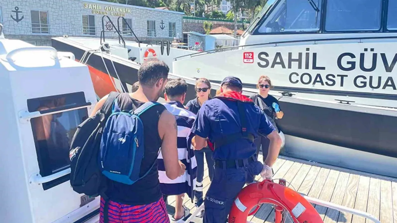 Sahil Güvenlik'ten Fethiye açıklarında iki kişinin denizden tıbbi tahliyesi