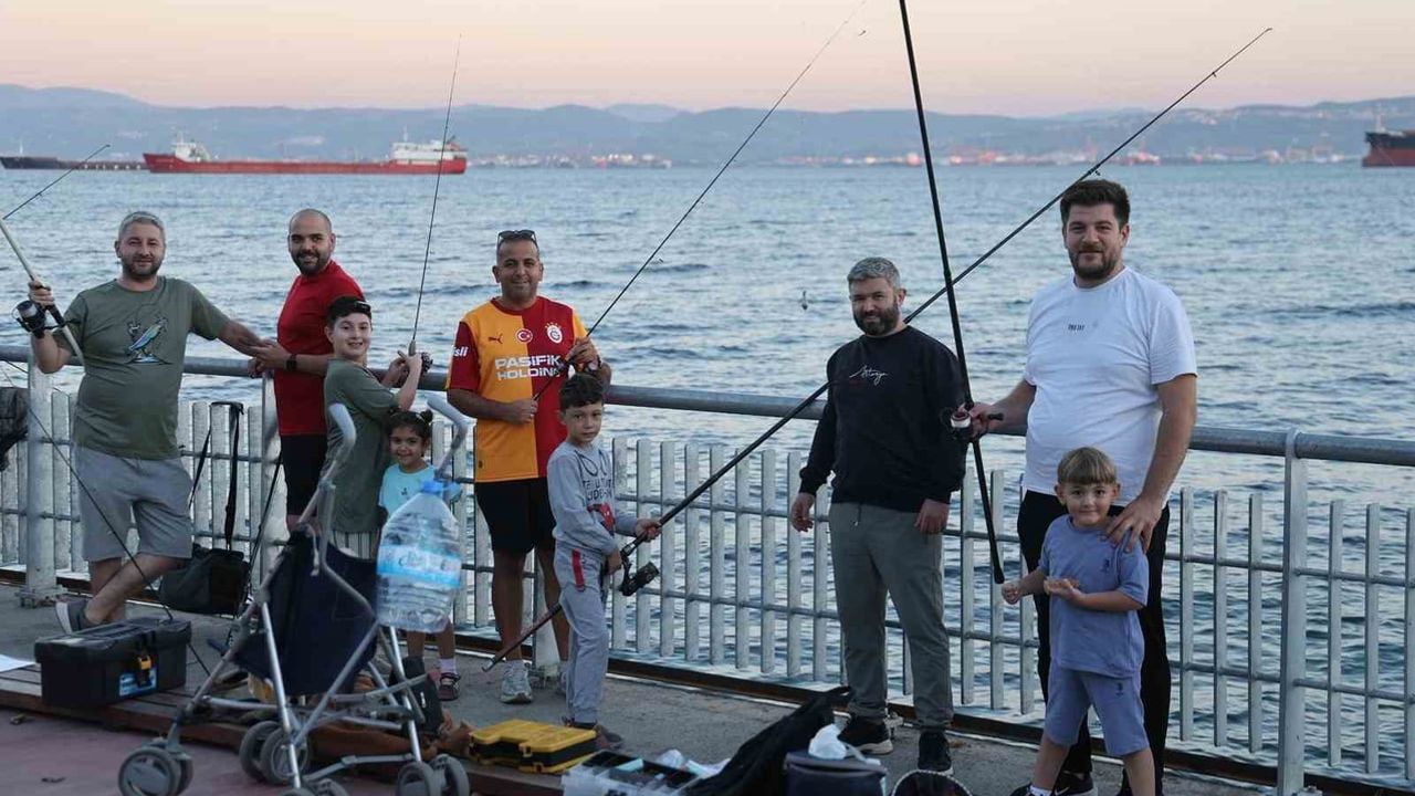 Sahilde oltalar, kuşaklar buluştu: Gebze'de baba-çocuk balık tutma üçüncü kez düzenlendi