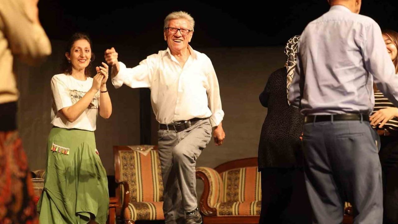 Sahneye çıkan büyüklerden unutulmaz anlar: Eve Gidelim oyunu ve nostaljik sergi