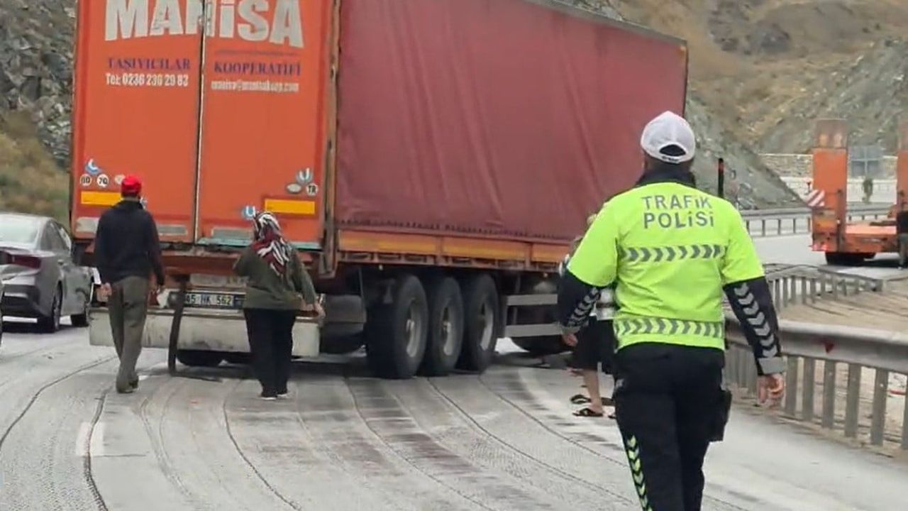 Sakaltutan rampasında kontrolden çıkan tır bariyere çarptı