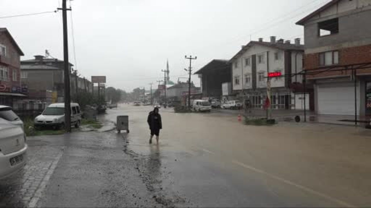 Sakarya'da sağanak cadde ve sokakları göle çevirdi, sürücüler zorlandı