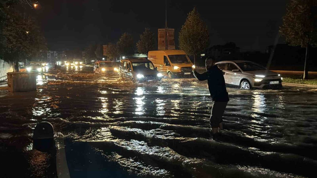 Sakarya'da sağanak yaşamı aksattı, Ferizli Organize Sanayi Bölgesi'nde otomobil suya gömüldü