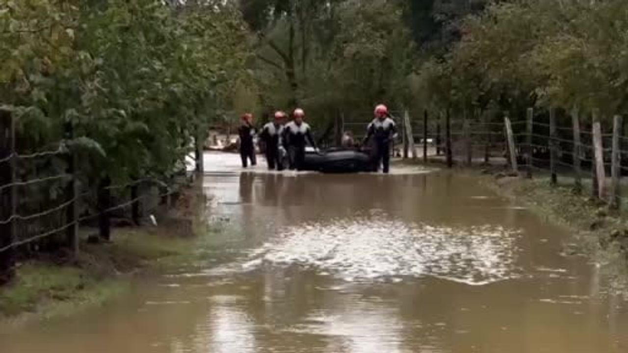 Sakarya'da sağanak yaşamı aksattı: Yazılı Mahallesi sokakları göle döndü