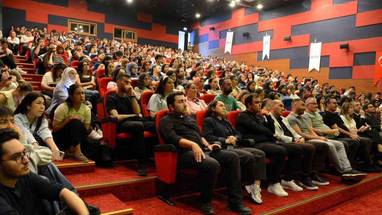 Sakarya Uygulamalı Bilimler Üniversitesi'nde öğrenciler 'ilk ders' etkinliklerinde bir araya geldi