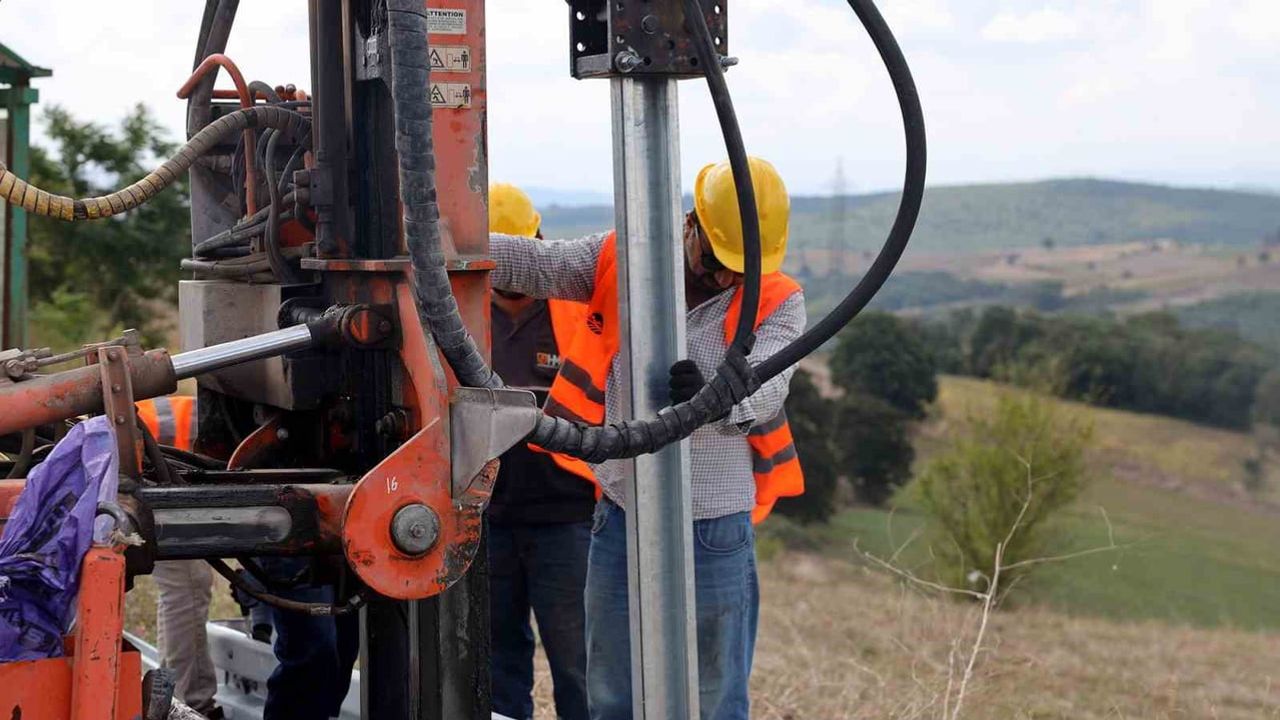 Sakarya yollarına güvenlik hattı: 25 kilometrede çelik oto korkuluk montajı