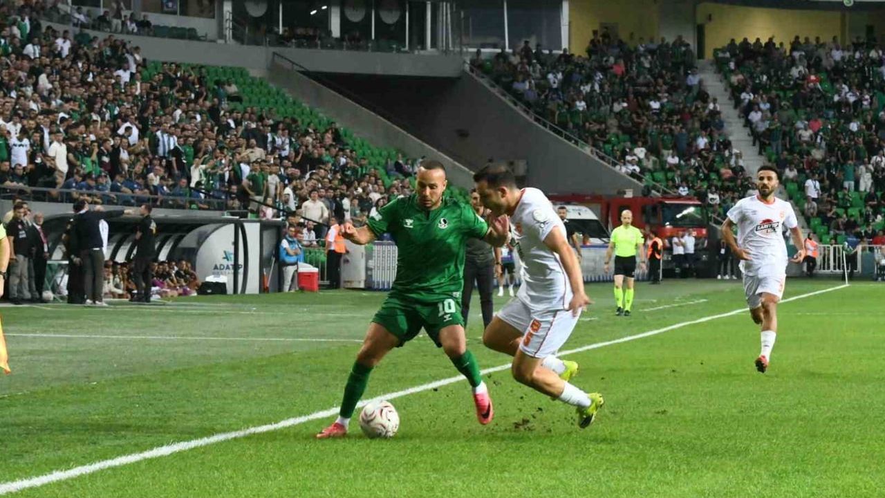 Sakaryaspor son bölümlerde coşkuyu yükseltti, Adana 01 sahadan 2-0 mağlup ayrıldı
