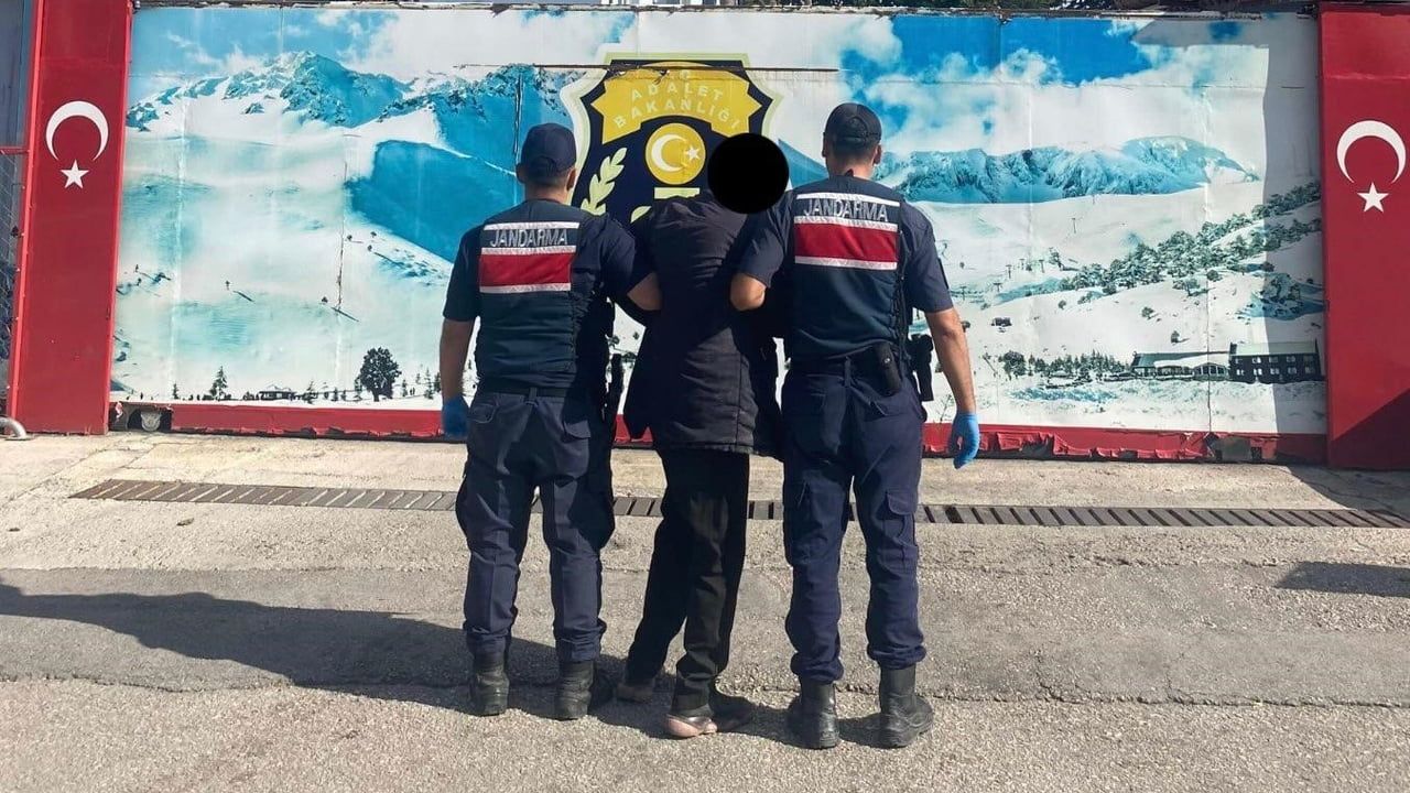 Saklandığı köyde yakalanan hükümlü, 42 yıl 2 ay 27 gün cezasıyla cezaevine gönderildi