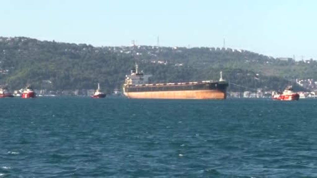 Saldırı sonrası Anna-S, İstanbul Boğazı'ndan kıyı emniyeti römorkörleri eşliğinde geçti
