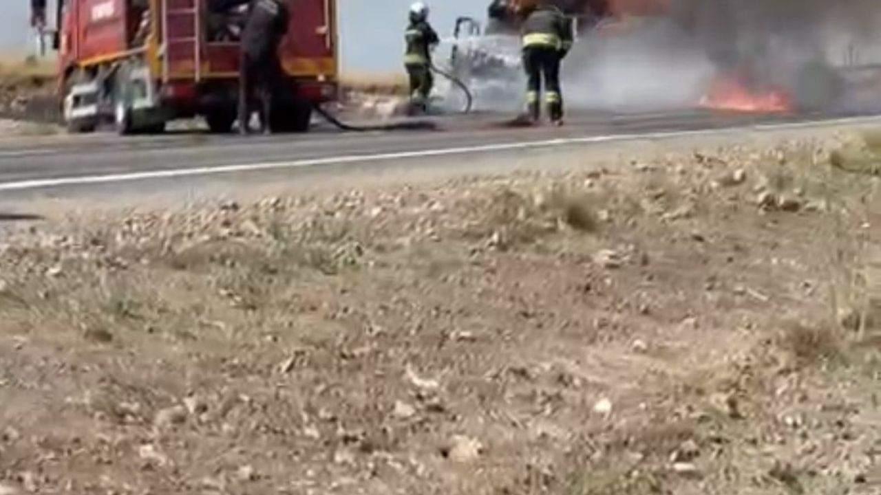 Saman yüklü kamyonette çıkan yangın ulaşımı aksattı