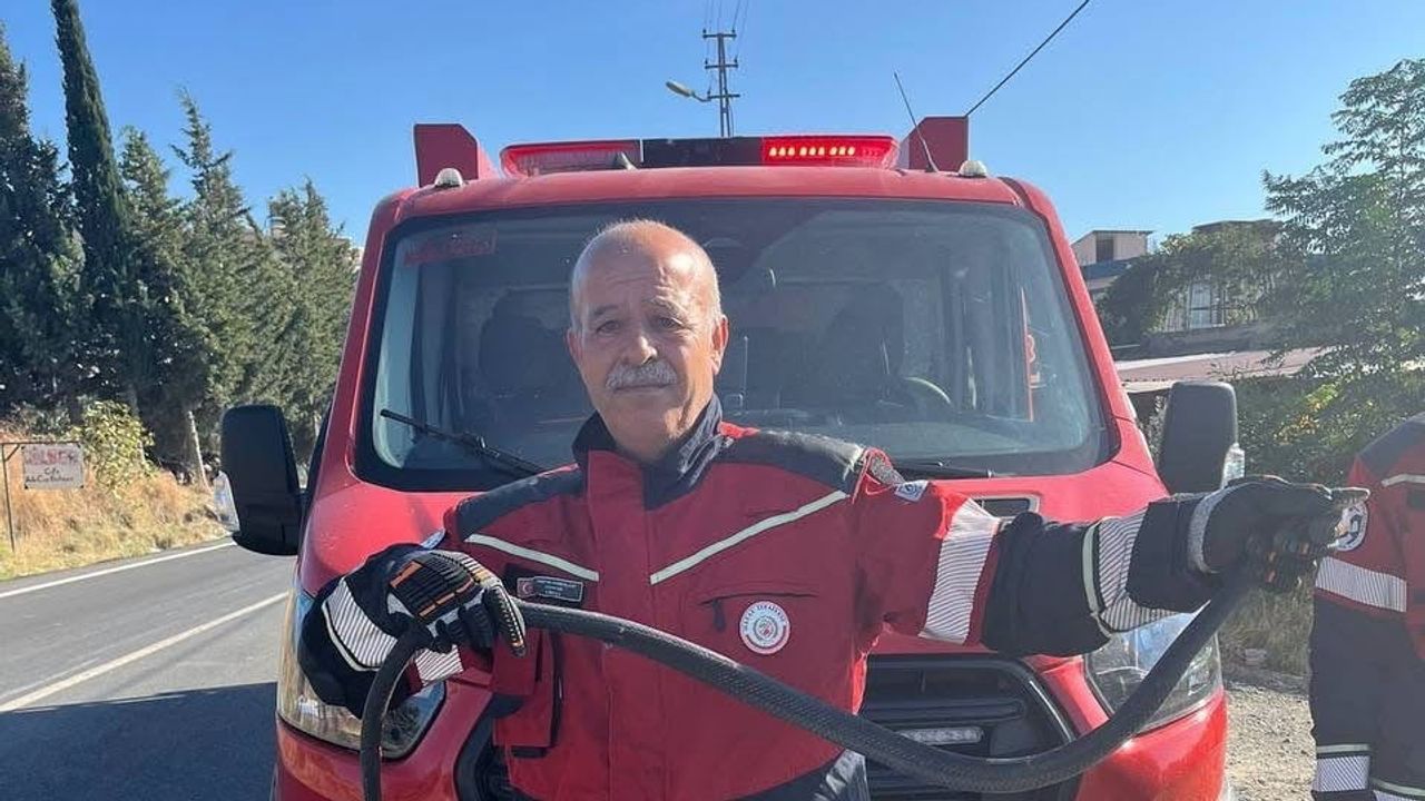 Samandağ'da demir profilde saklanan 1,5 metrelik karayılan itfaiye müdahalesiyle doğaya bırakıldı