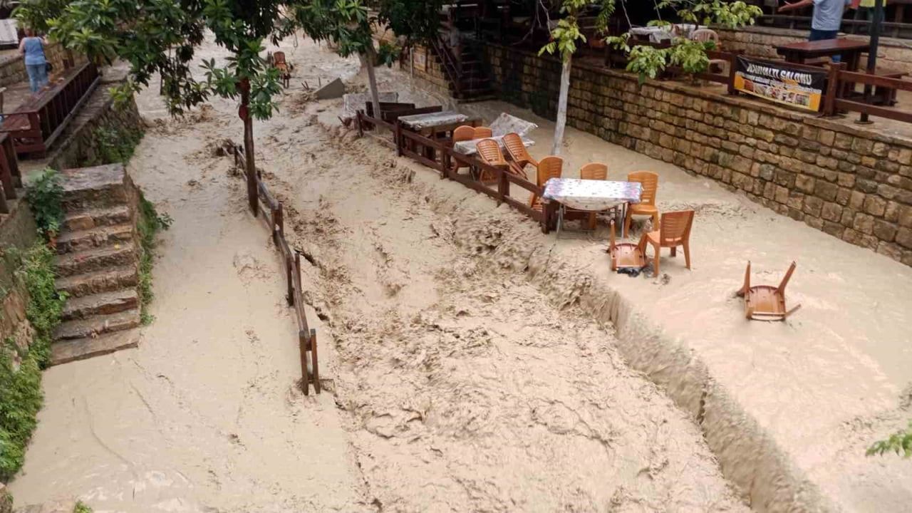 Samandağ'da yağış dereyi kabarttı, çay bahçesi zarar gördü