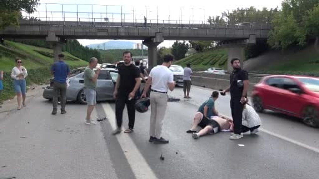 Samandıra bağlantı yolunda BMW bariyere çarpıp takla attı, sürücü ağır yaralandı