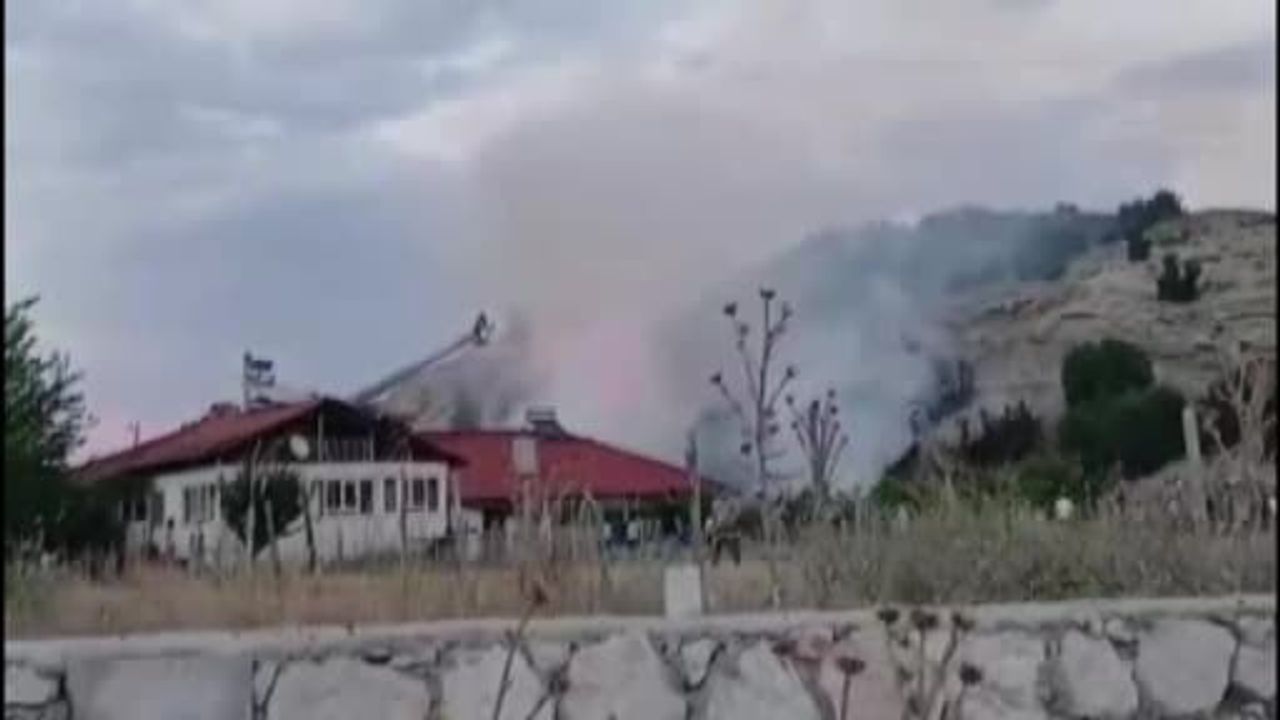 Samanlık yangını bitişik evi kullanılmaz hale getirdi