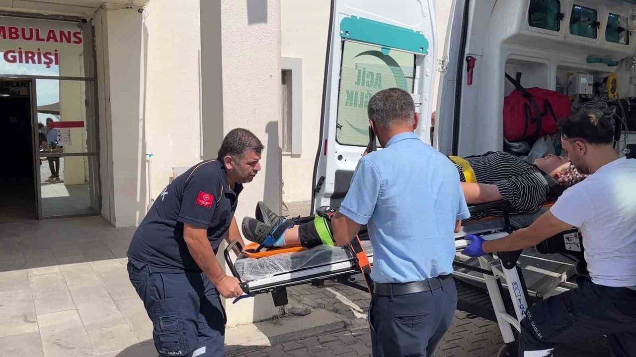 Şambayat beldesinde hafriyat kamyonu çarpışması: üç kişi yaralandı