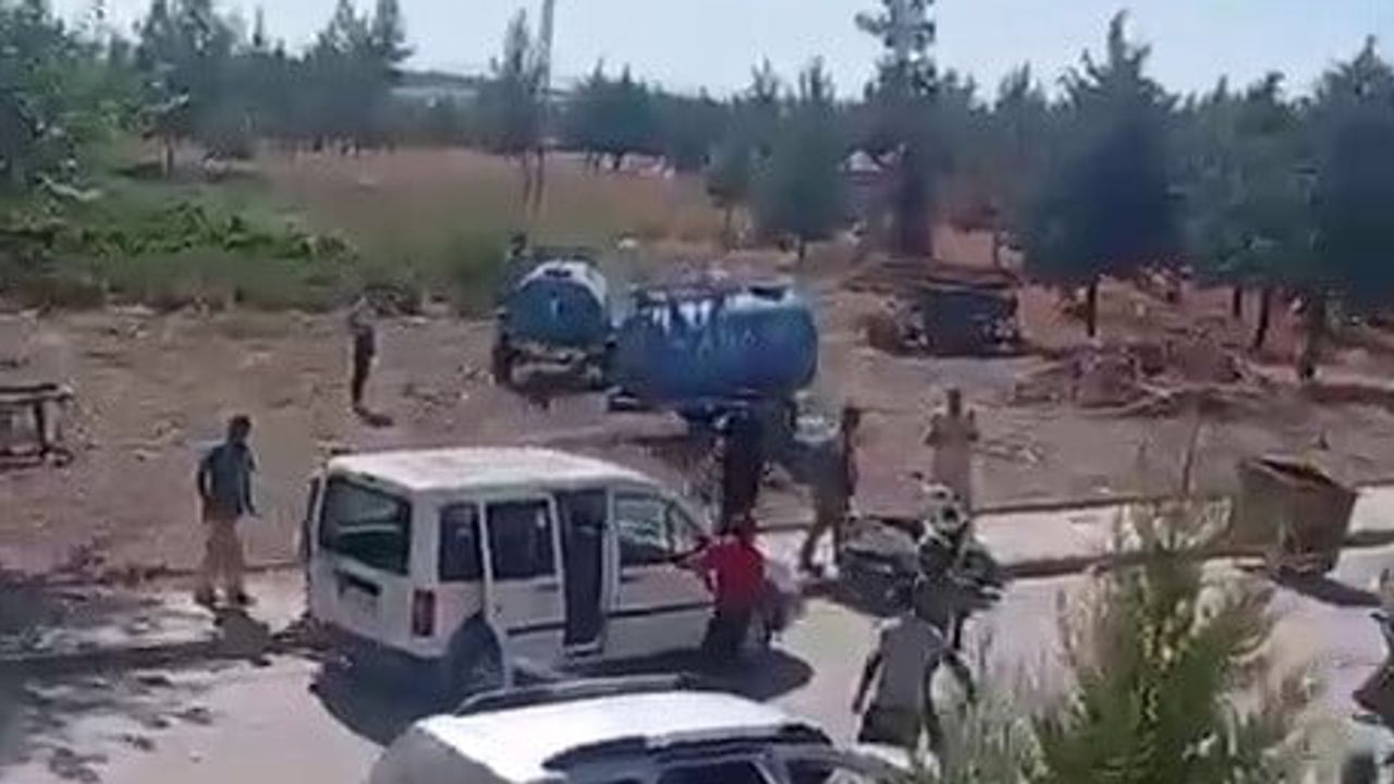 Samsat'ta başlayan tartışma kısa sürede kavgaya dönüştü ve ev ile araçlar hasar gördü