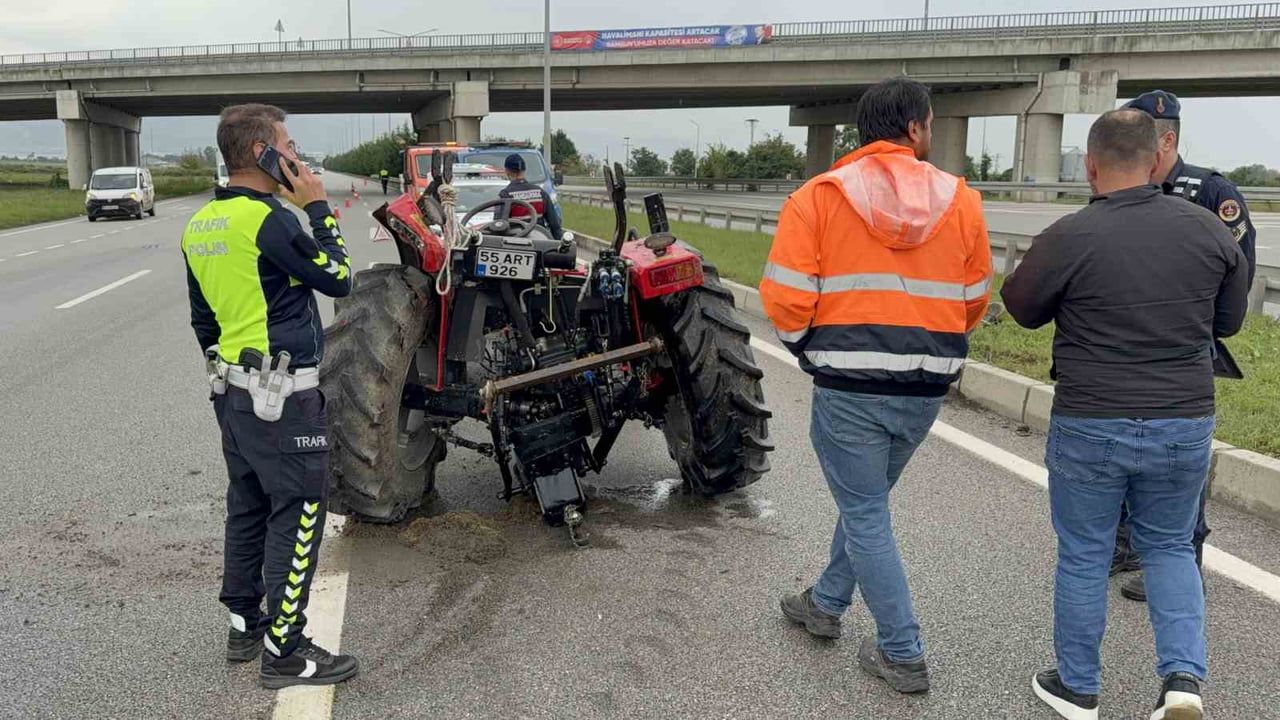 Samsun Çarşamba havalimanı kavşağında araç-traktör kazası: iki sürücü hastaneye kaldırıldı