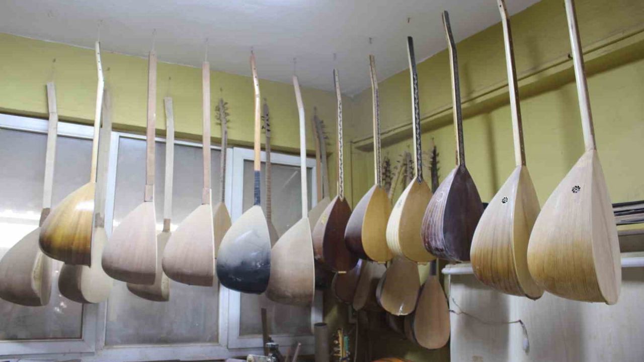 Samsun'da bağlama geleneğini atölyesinde yaşatan emekli öğretmen