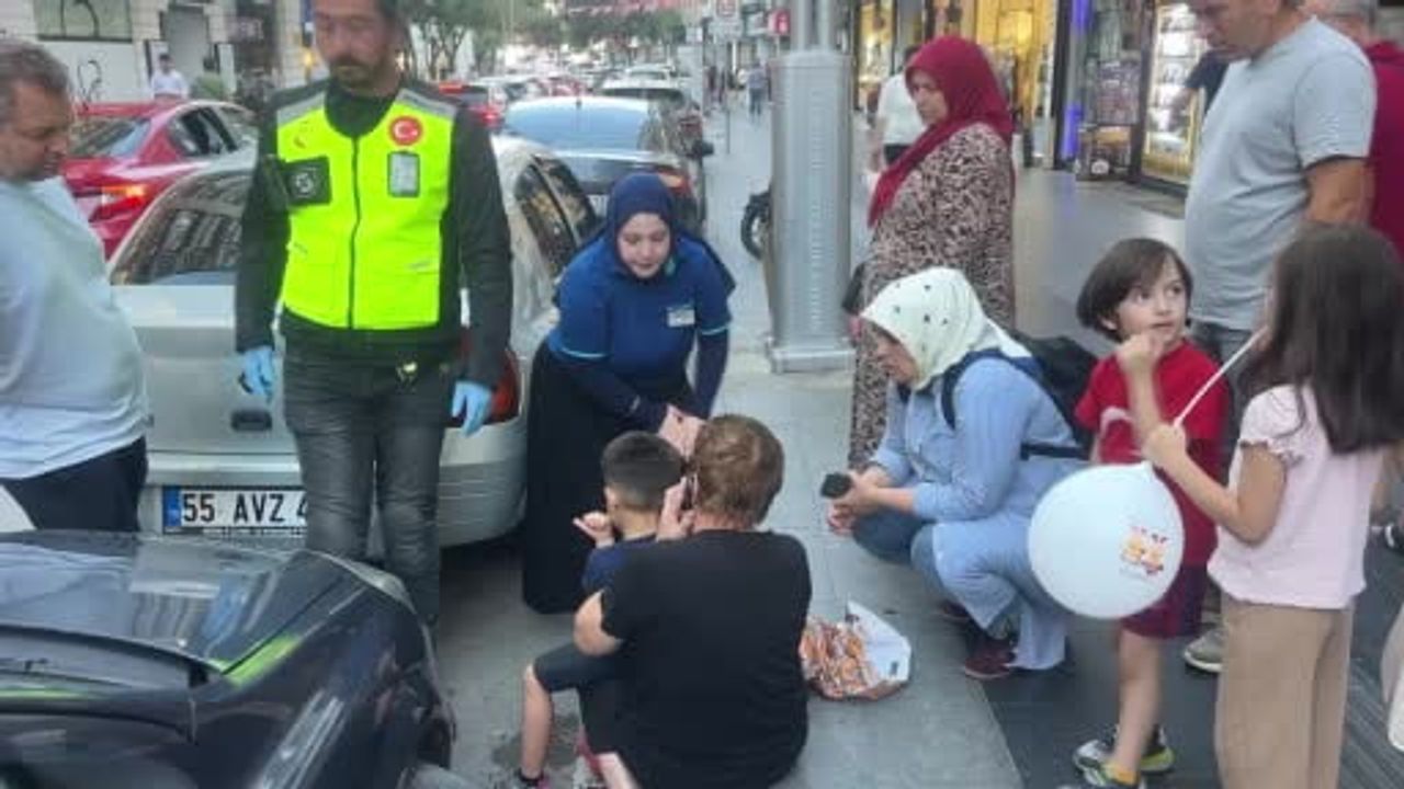 Samsun'da cadde kenarında çocuk otomobilin çarpmasıyla hafif yaralandı