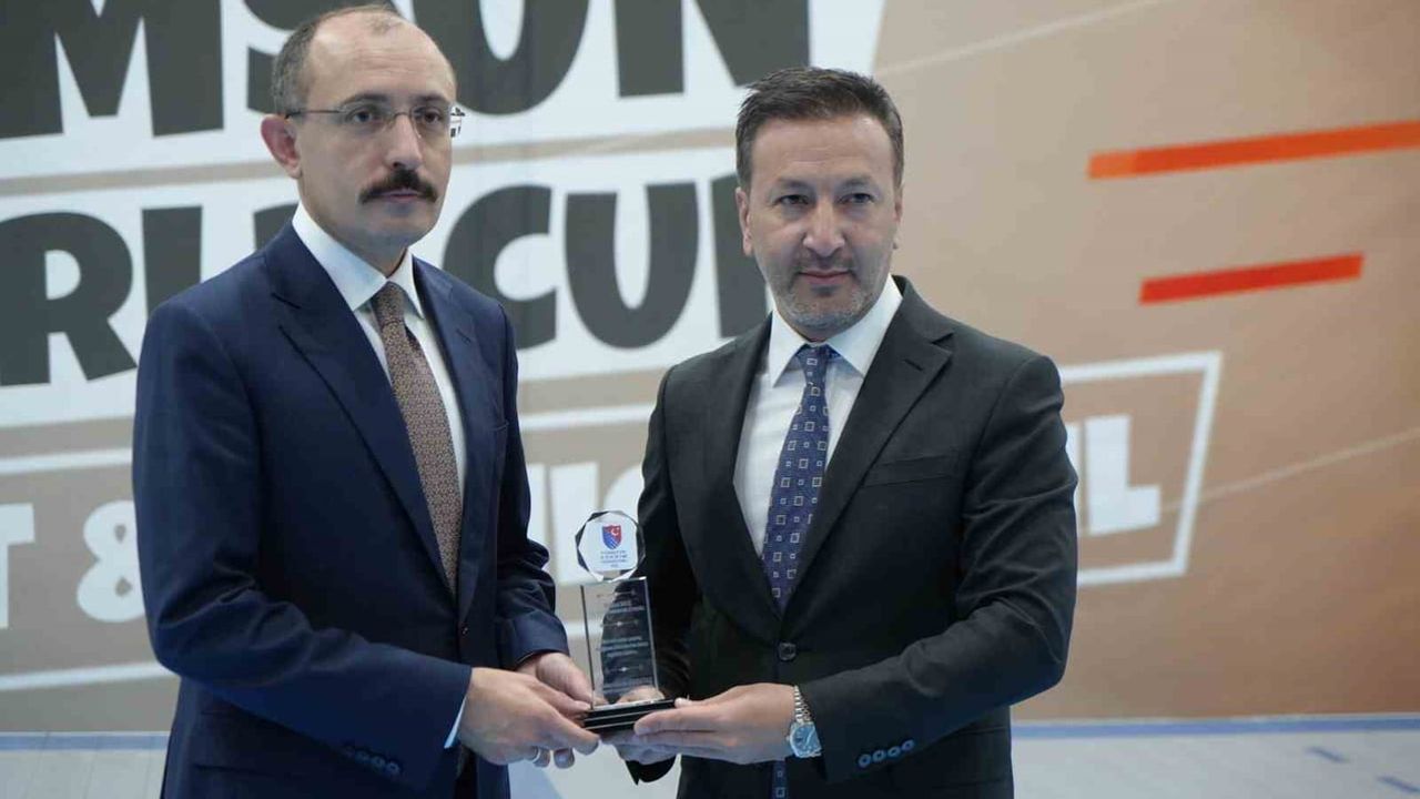 Samsun’da genç eskrimcilerin buluşması: flöre dünya kupası start aldı