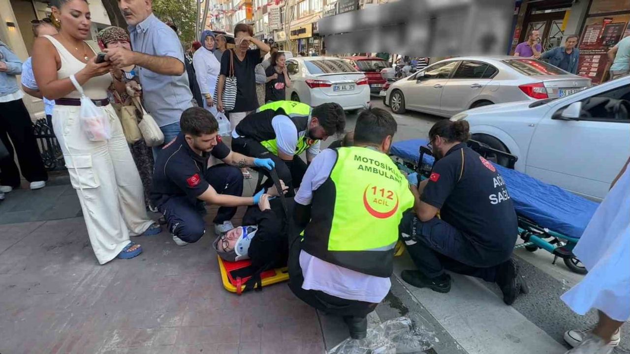Samsun'da İstiklal Caddesi'nde karşıya geçmeye çalışırken çarpılan yaşlı kadın ve torunu hastaneye kaldırıldı