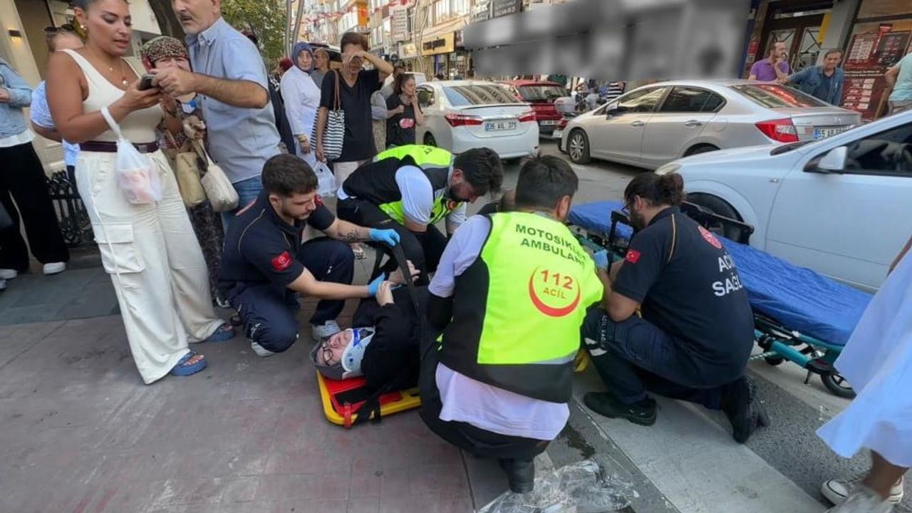 Samsun'da öğretmenevi önünde yaşlı kadın ve torununa çarpma anı kaydedildi