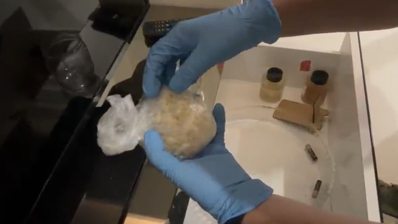 Samsun'da üç ilçede eş zamanlı baskın: 1 kilo 225 gram metamfetamin ve ruhsatsız silahlar ele geçirildi