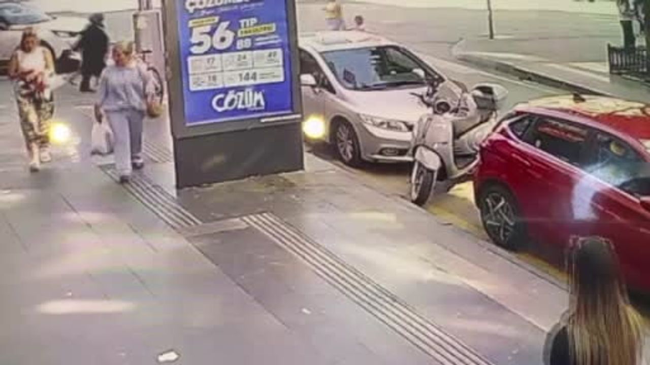 Samsun'da yaya geçidinde 70 yaşındaki kadın ve torununa otomobil çarptı