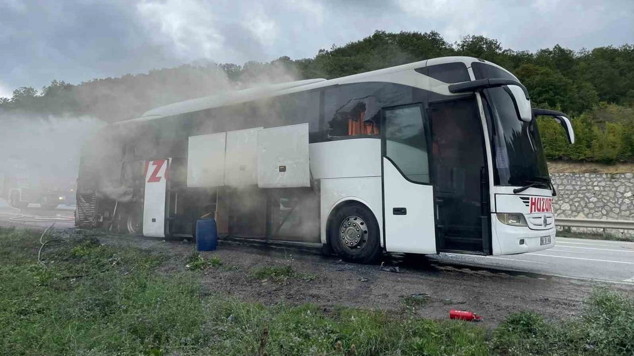 Samsun'da yolcuların tahliyesiyle otobüs yangını kontrol altına alındı